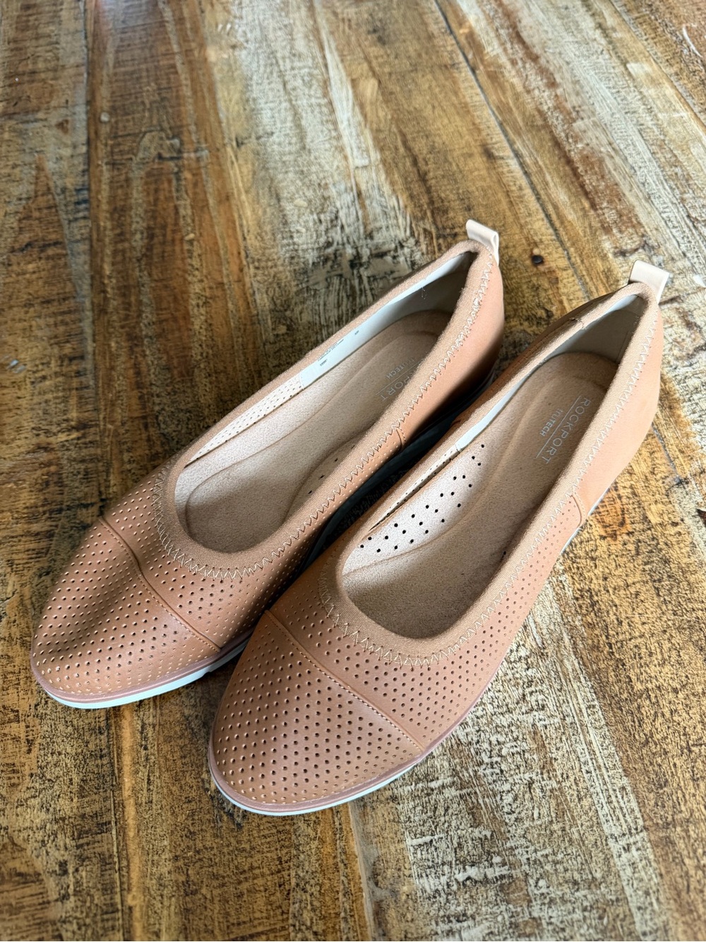 Rockport women’s slip on shoes tan light brown with great texture like new 6.5